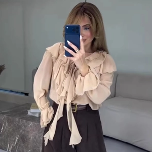 Blouse élégante en mousseline beige à col en V, volants et manches longues fluides