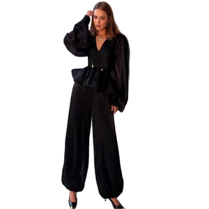 Elegante completo in raso nero con scollo a V, maniche a sbuffo e pantaloni larghi