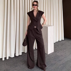 Ensemble tailleur marron foncé sans manches pour femme avec gilet et pantalon large taille haute