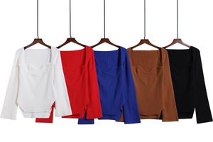 Dettaglio di maglioni in maglia con scollo quadrato in bianco, rosso, blu, marrone e nero