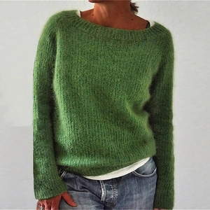 Dettaglio ravvicinato della morbida maglia pelosa su un maglione verde a maniche lunghe