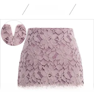 Detail von lila Spitzenrock-Taille mit Stickerei und verstecktem Reißverschluss