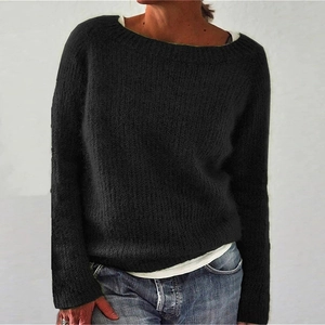 Dettaglio di un maglione in maglia nera a maniche lunghe con girocollo e spalle scese