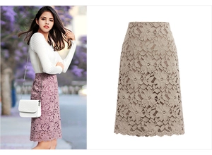 Détails de jupe midi en dentelle rose poudré à taille haute avec motifs floraux
