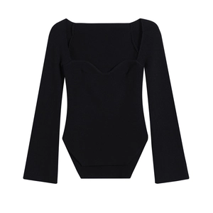 Dettaglio body nero in maglia a costine con scollo a cuore e colletto quadrato chic
