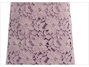 Gros plan sur un tissu en dentelle florale avec broderies et détails ajourés délicats