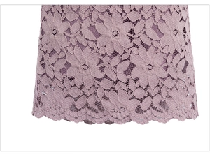 Gros plan sur la dentelle rose poudré avec motifs floraux et bord festonné