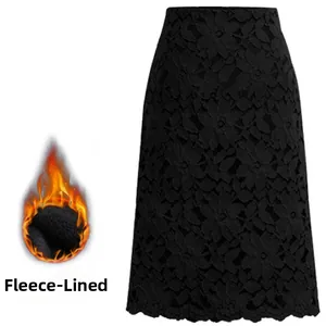 Detailansicht des schwarzen Spitzenrocks mit warmem Fleecefutter und Blumenmuster