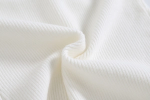 Dettaglio ravvicinato della trama in maglia a coste bianche con strisce verticali e fibre elastiche