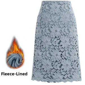 Detail eines blau gefütterten Spitzenrocks mit warmer Innenseite und floralen Mustern