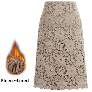 Detailansicht des aprikosenfarbenen Spitzenrocks mit weichem warmem Fleece-Futter innen