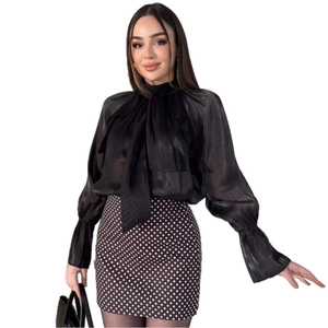 Elegante camicetta nera traslucida a maniche lunghe con fiocco e gonna a pois