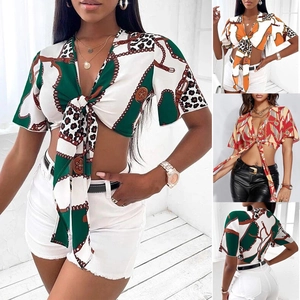 Dettaglio del crop top con scollo a V, lacci frontali e stampa leopardata a catena