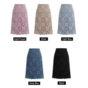 Jupe mi-longue évasée en dentelle florale disponible en cinq coloris dont bleu et kaki