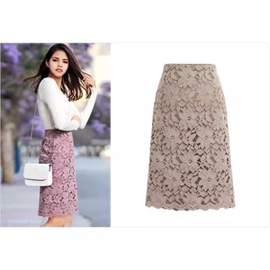 Jupe mi-longue élégante en dentelle florale à taille haute en rose et beige abricot