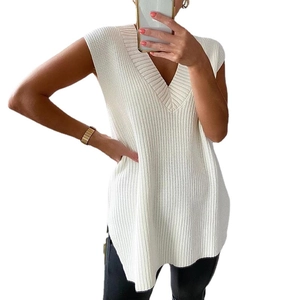 Chic cream oversized V-neck knitted vest with geometric texture and side slits