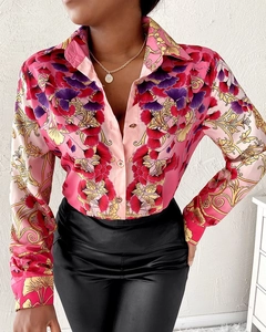 Détail de chemise rose à manches longues avec motifs floraux et baroques en satin soyeux