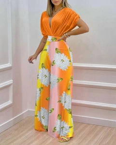 Détail du pantalon large à taille haute avec imprimé floral chrysanthème bohème