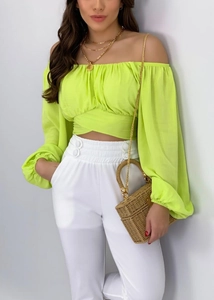 Détails du haut vert fluo à épaules dénudées avec laçage frontal et manches bouffantes