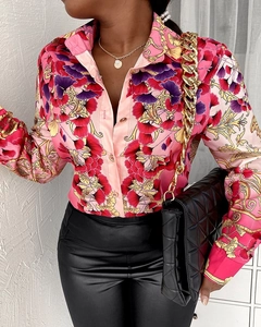 Gros plan sur la chemise rose imprimé baroque floral avec col à revers et boutons