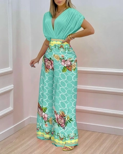 Détail du haut vert menthe à col en V et pantalon large à imprimé floral pour femmes