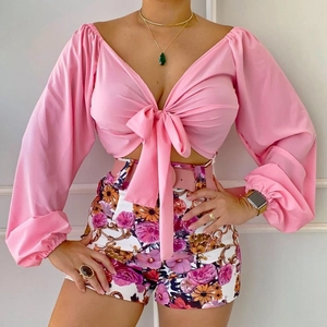 Ensemble 2 pièces femme avec haut court rose à col V noué et short fleuri à taille haute