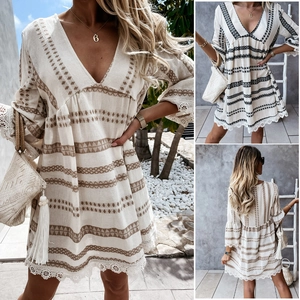 Abito boho con scollo a V, stampa geometrica e dettagli in pizzo per le vacanze estive