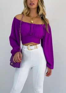 Détail d'un crop top violet à épaules dénudées avec manches bouffantes et bustier plissé