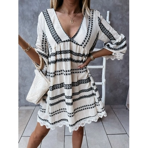 Abito bohémien con scollo a V, polsini in pizzo e strisce geometriche crema