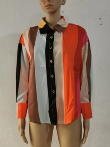Détail des rayures verticales colorées et des boutons argentés sur la chemise