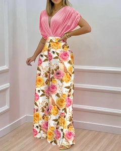 Détail de l'ensemble d'été avec haut rose à col en V et pantalon large à fleurs
