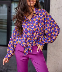 Détail du chemisier imprimé géométrique avec noeud et pantalon taille haute magenta chic