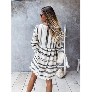 Mini abito boho bianco sporco con ricami neri e dettagli in pizzo sulle finiture