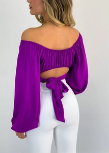 Détail du haut violet à épaules dénudées avec manches bouffantes et nœud dans le dos