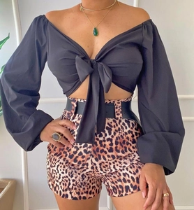 Détails du haut court noué et du short léopard avec ceinture large ensemble deux pièces