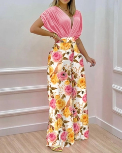 Détail du haut rose à col en V et du pantalon large à fleurs à taille haute