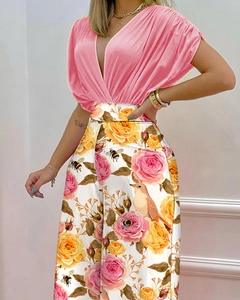 Détail du haut en satin rose avec col en V et pantalon fleuri avec imprimé rose et abeille