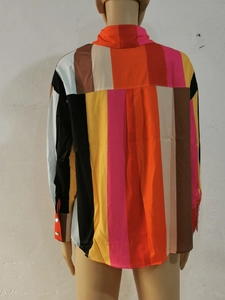 Vue arrière de chemise à rayures colorées avec pli plat pour une coupe ample