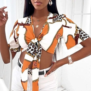 Top corto da donna con scollo a V, stampa catena leopardata e fiocco frontale
