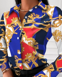 Details der Barock-Print-Bluse mit weißen Knöpfen und elegantem Umlegekragen-Design