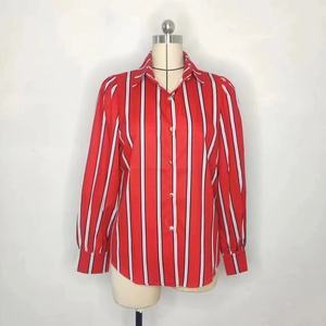 Détails des rayures verticales rouges, noires et blanches sur une chemise à manches