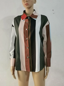 Détail d'une chemise à rayures verticales multicolores avec col classique et boutons en métal