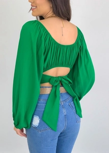Détail d'un crop top vert émeraude avec manches lanternes et grand nœud au dos