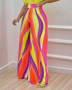 Détail d'un pantalon large à taille haute avec imprimé abstrait à vagues colorées