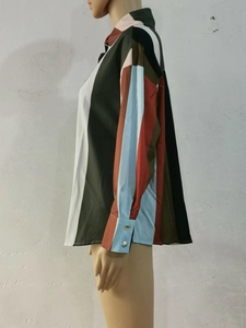 Détail des poignets de chemise à blocs de couleurs avec boutons en métal et coutures