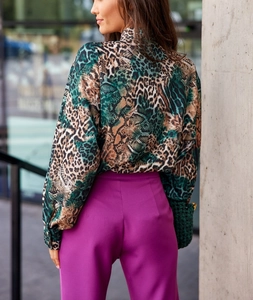 Vue de dos d'une chemise à manches longues imprimé léopard et d'un pantalon violet taille haute