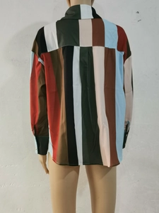 Vue arrière d'une chemise ample à rayures verticales et patchwork multicolore