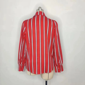 Vue arrière d'une chemise à manches longues avec rayures verticales rouges et noires