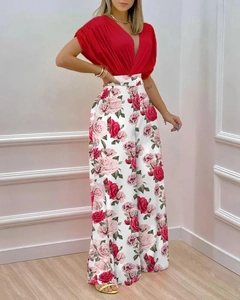 Détail du haut rouge plissé à col en V et du pantalon large à fleurs roses et taille haute