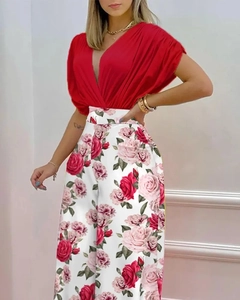 Détail du haut rouge à col en V et du pantalon large à imprimé floral de roses